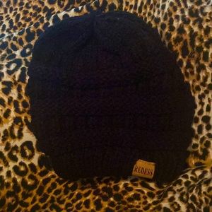 Small black Redess cap/beanie